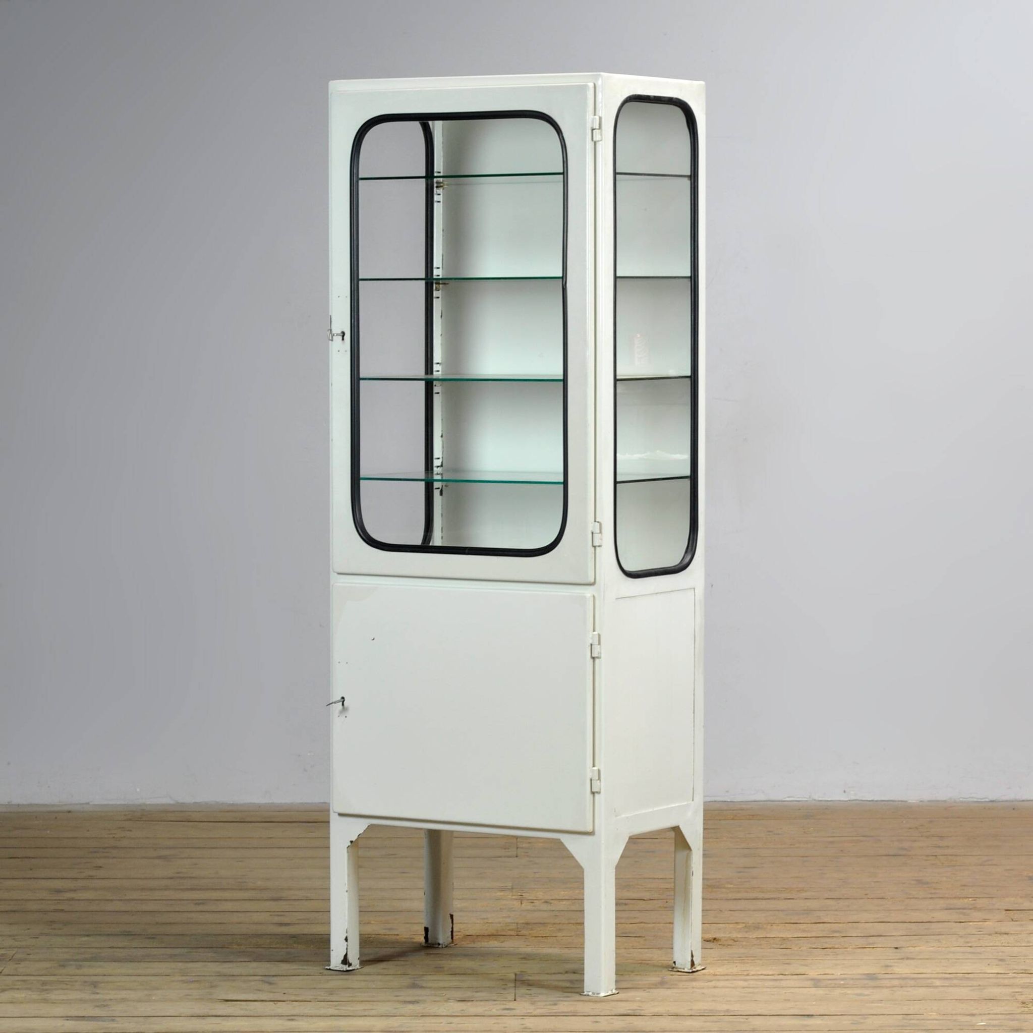 Vintage medicine cabinet, 1970s
