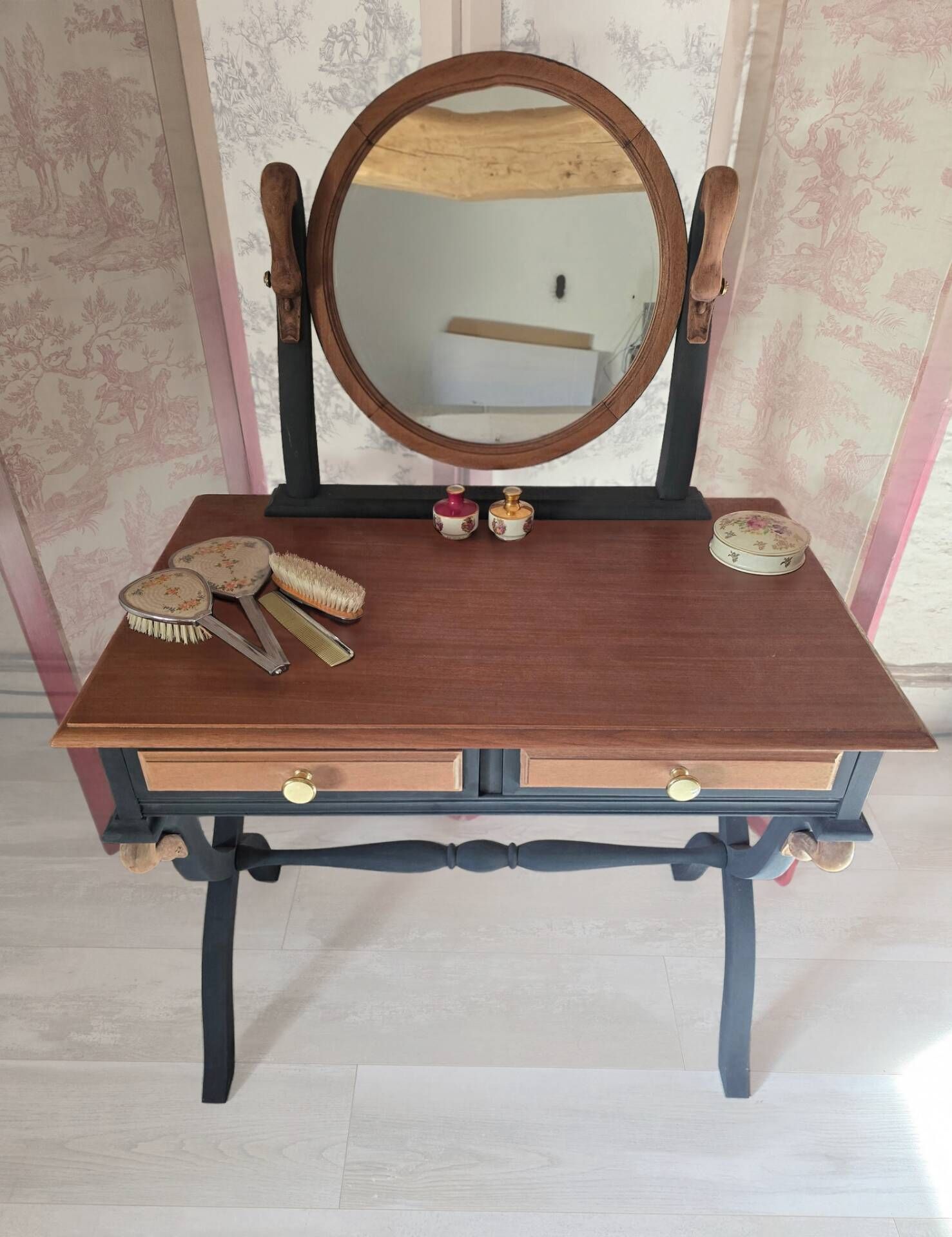 Coiffeuse à têtes de cygne