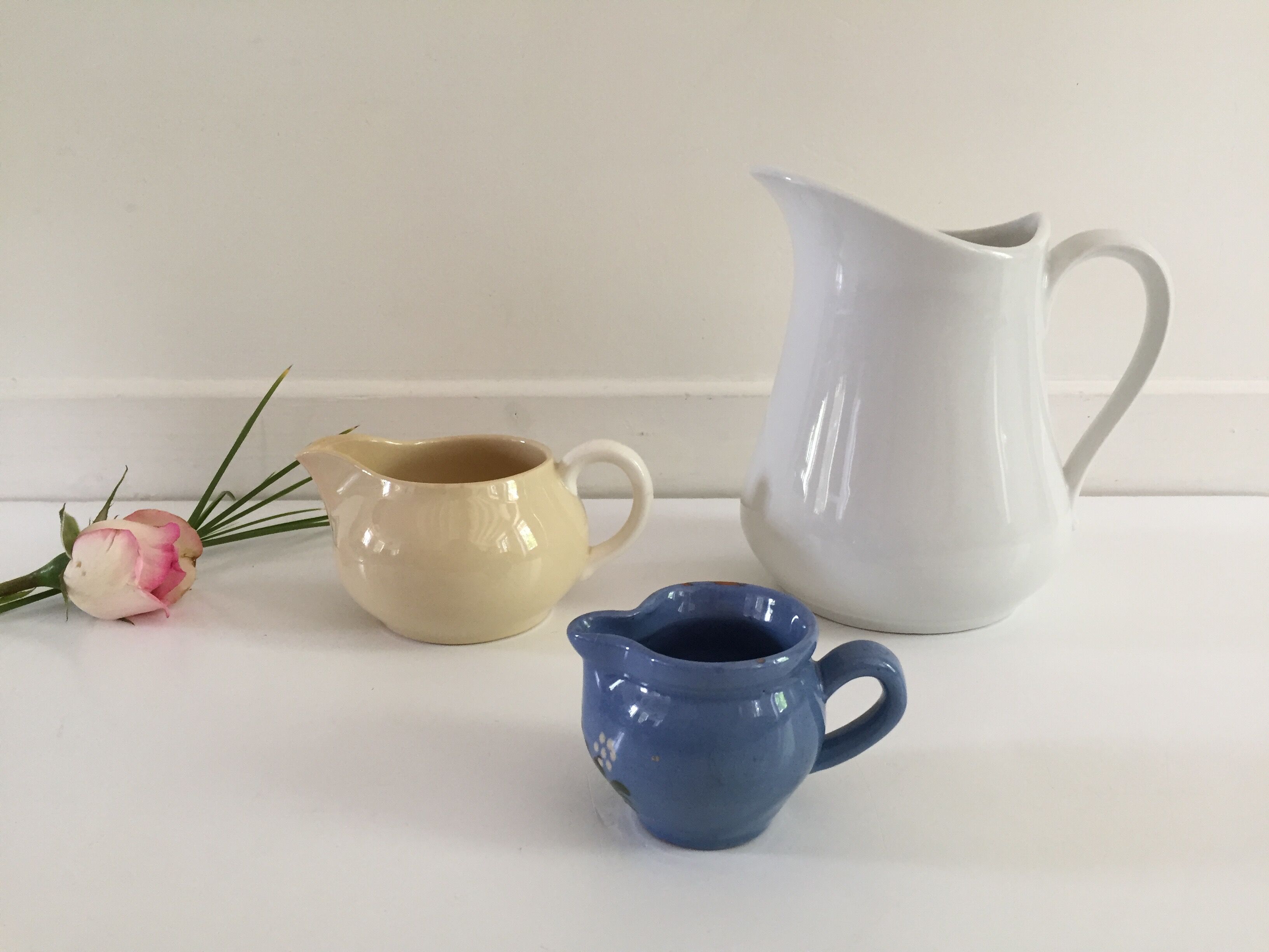 Set of 3 vintage pastels ceramic pitchers