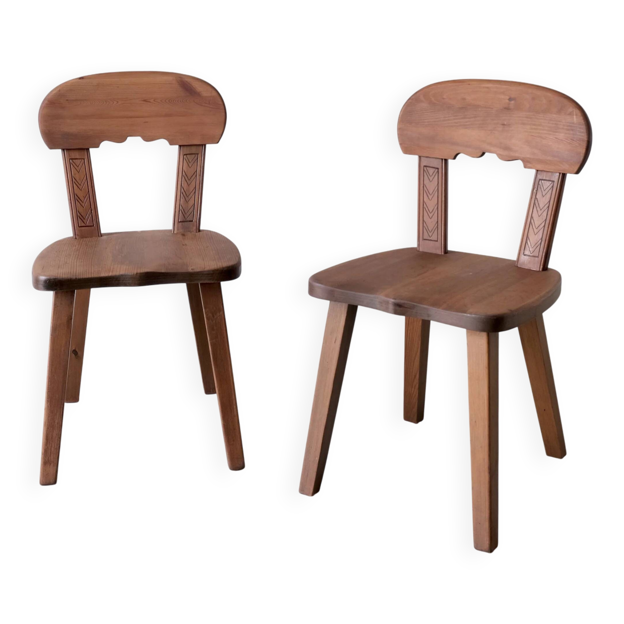 2 chaises rustiques en pin teinté sculpté | Suède | Années 1940