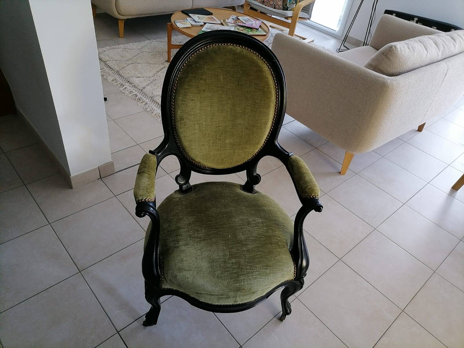 Set of 2 vintage green velvet armchairs – Elegance and comfort