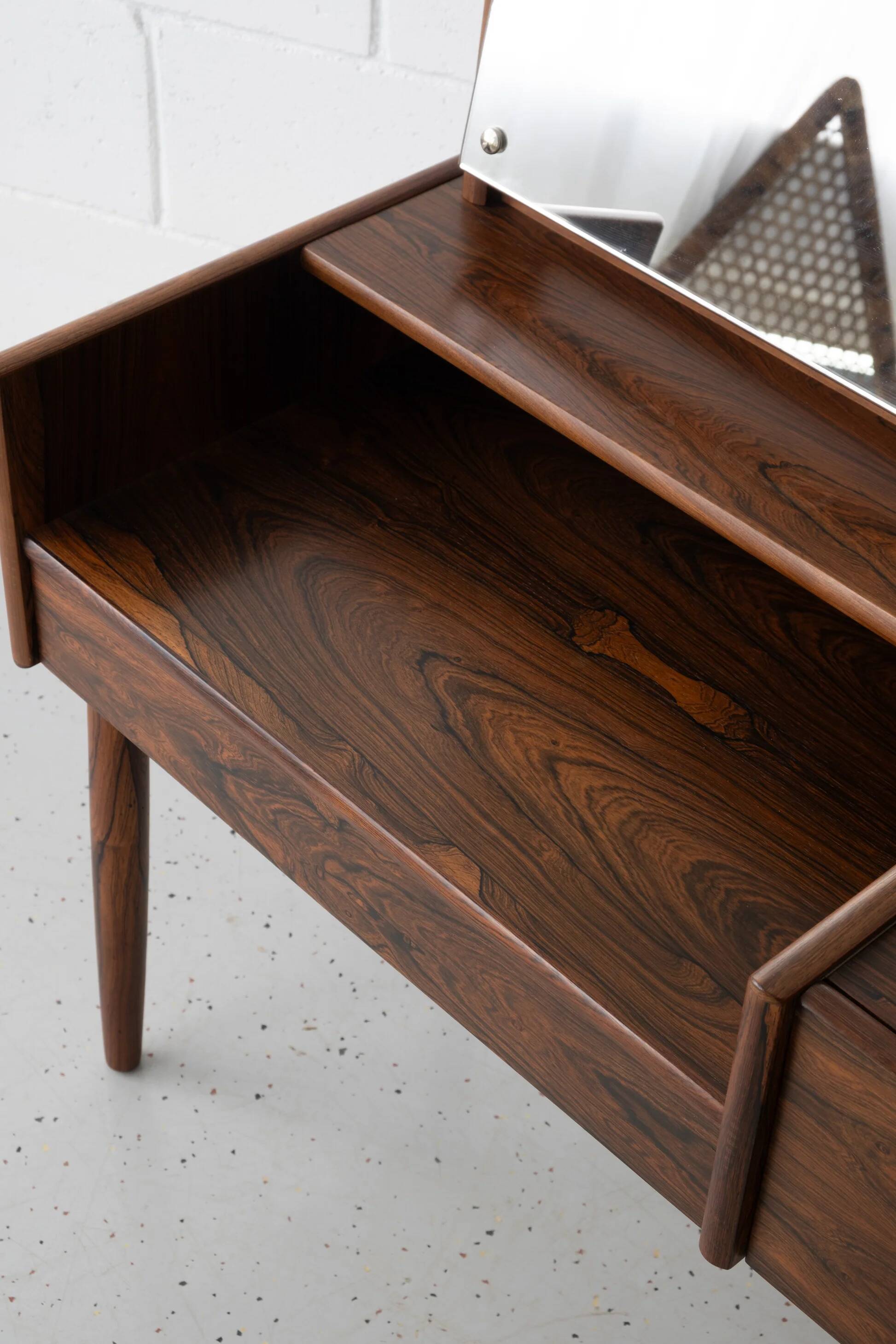 Melvin Mikkelsen dressing table