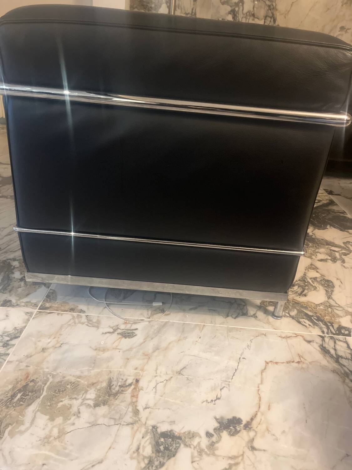 Canapé LC2 en cuir noir – Cassina, Le Corbusier / Perriand / Jeanneret