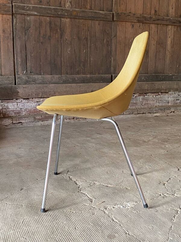 Chaise tonneau par Pierre Guariche