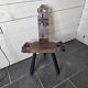 Chaise tripode espagnole vintage en bois sculpté