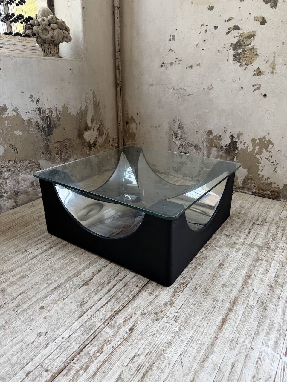 Table basse socle moulé et chrome, années 70