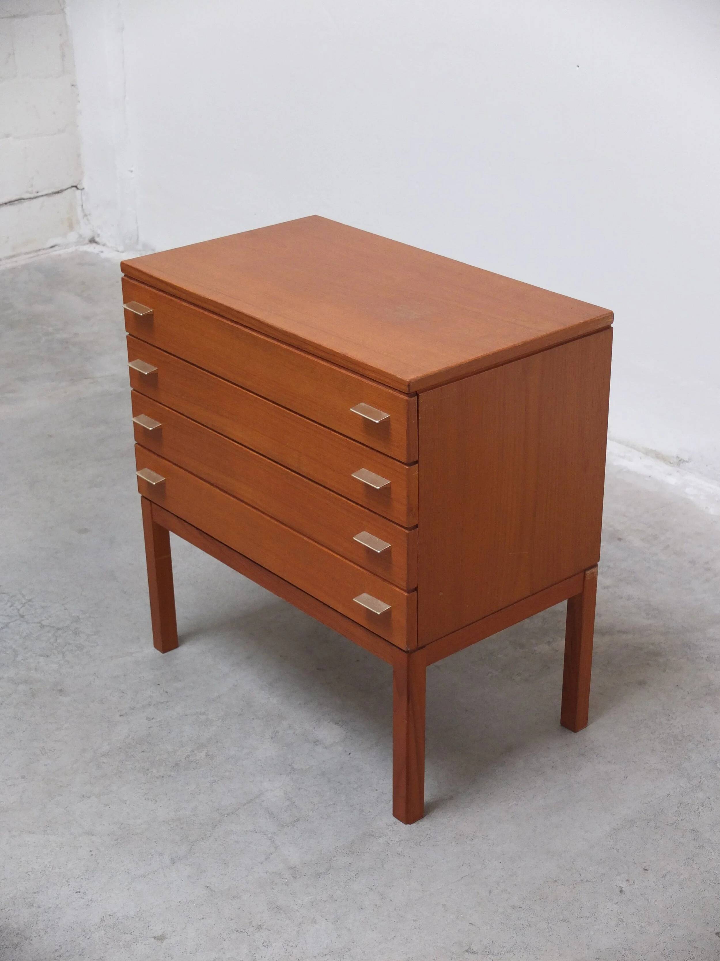 Commode suédoise en teck avec poignées en métal, années 1970