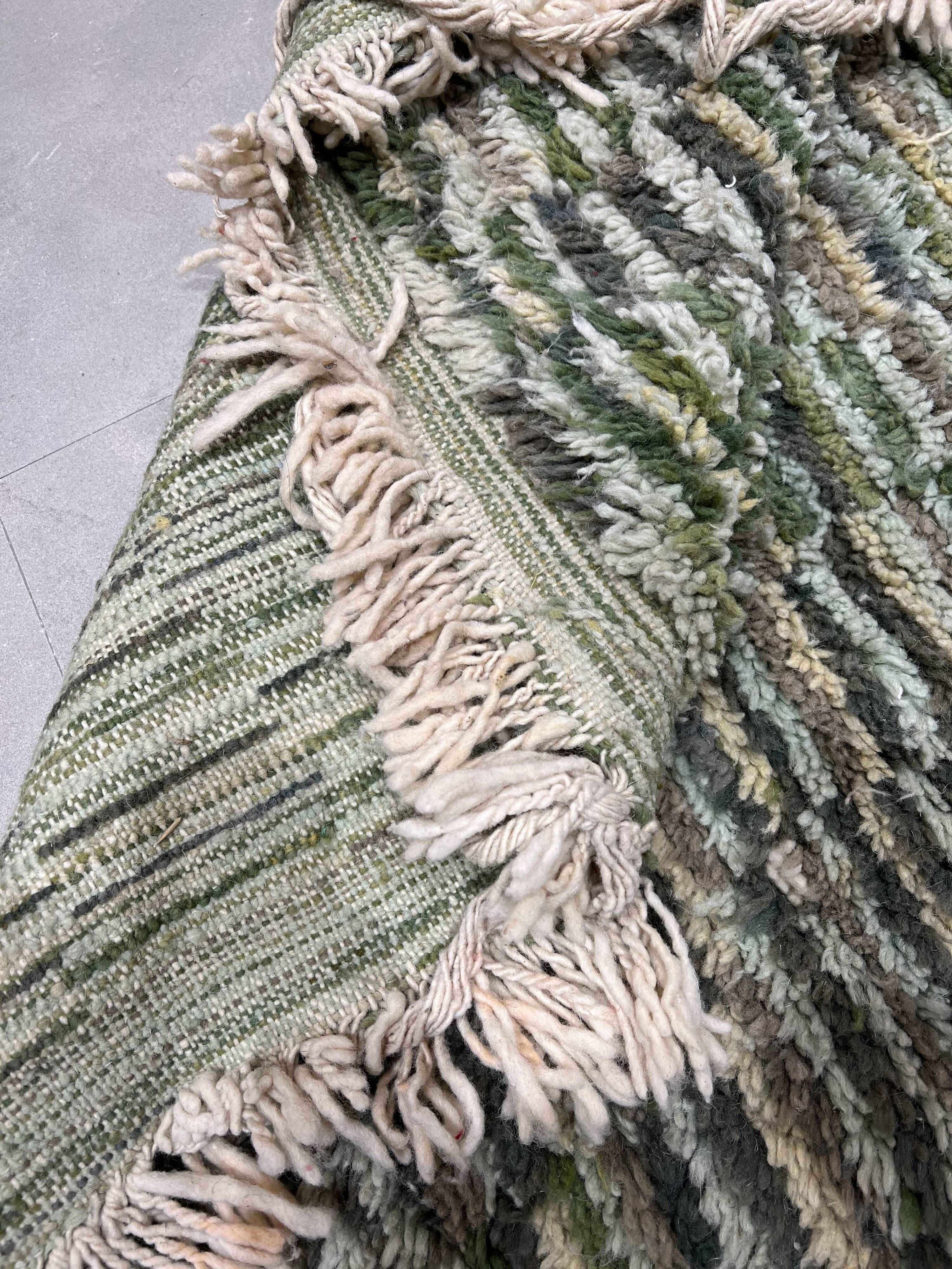 Mottled green carpet 155x250cm