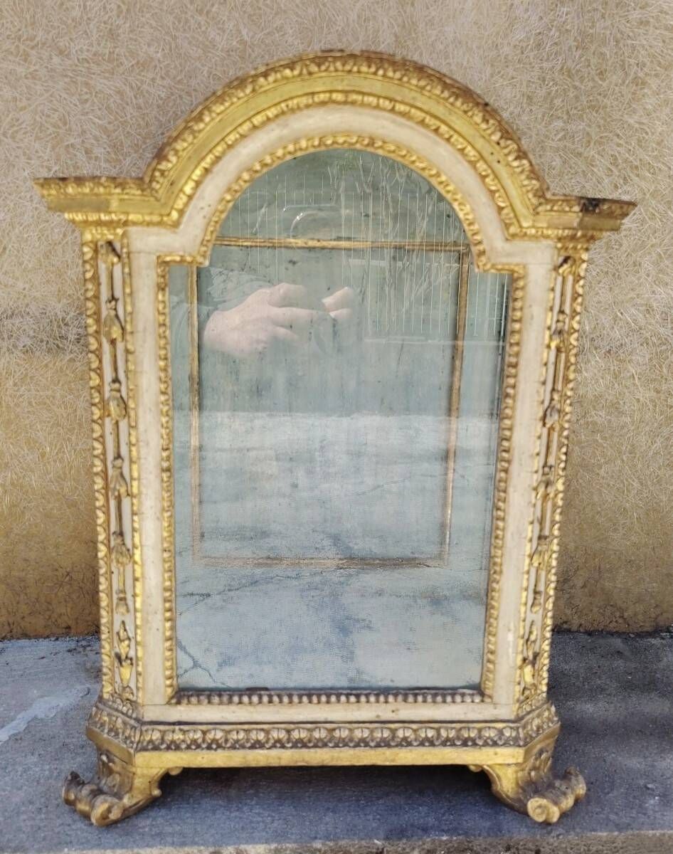 Italian display cabinet from the mid-18th century, Louis XV period, in lacquered and gilded wood.