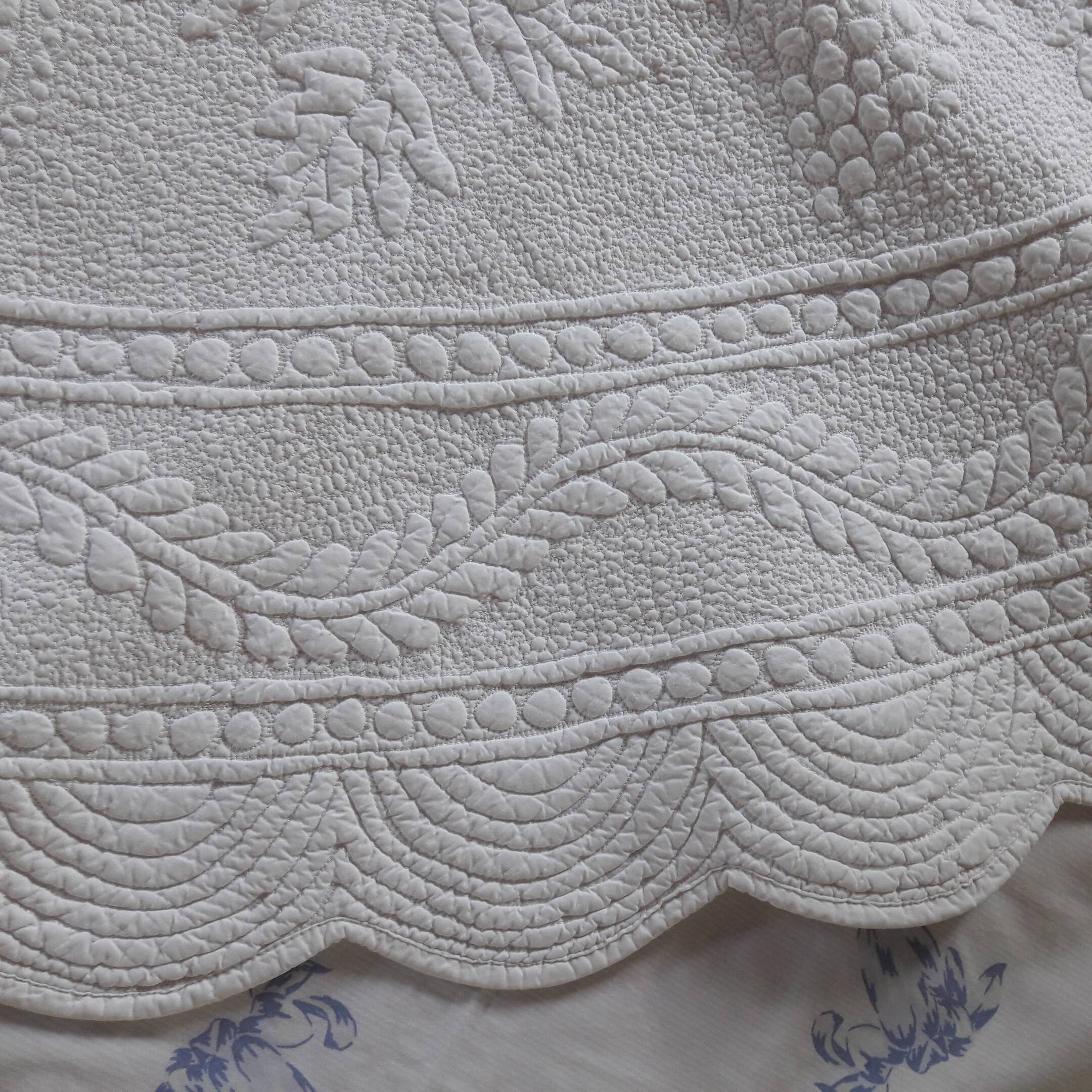 Plaid / jeté de lit boutis coton blanc rond marque kaszer