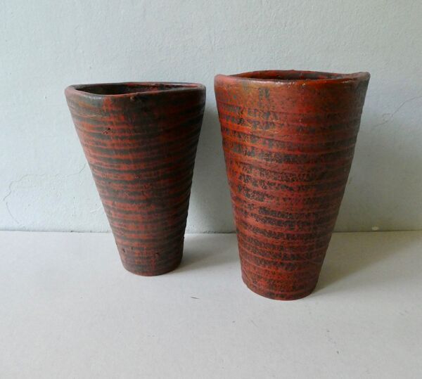 Paire de vases en terre cuite émaillée rouge, signé