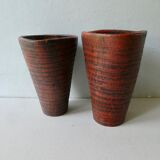 Paire de vases en terre cuite émaillée rouge, signé