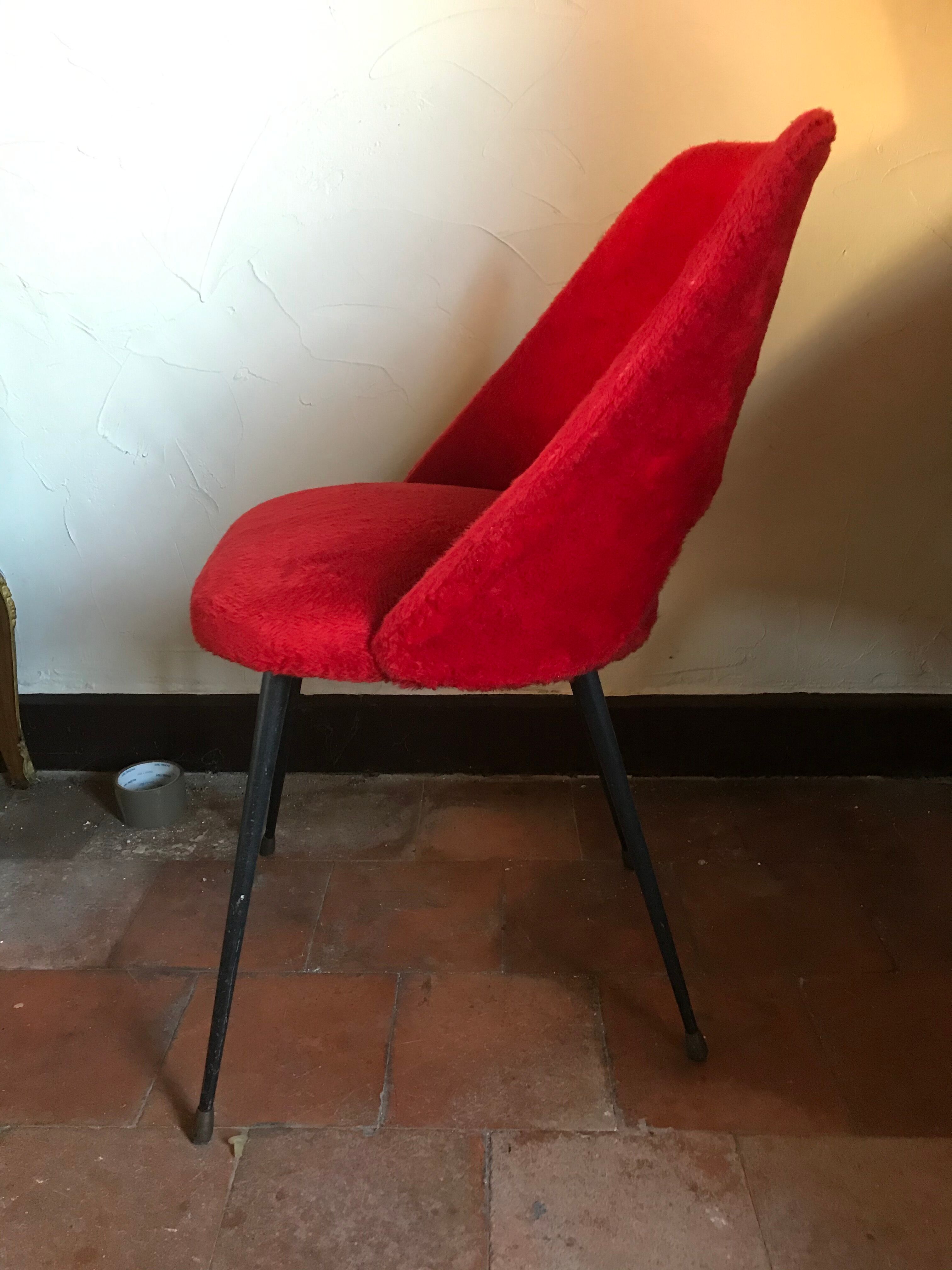 Vintage red moumoute chair