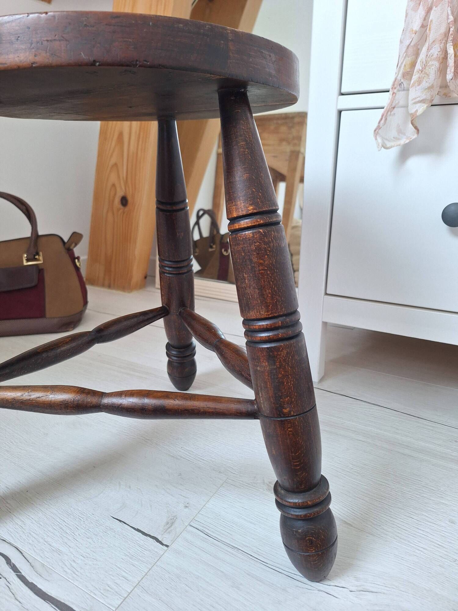 Tabouret tripode en bois massif