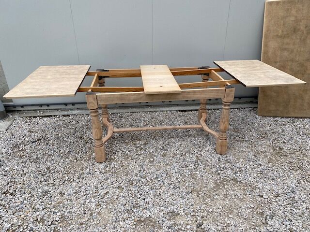 Extendable stripped farm table