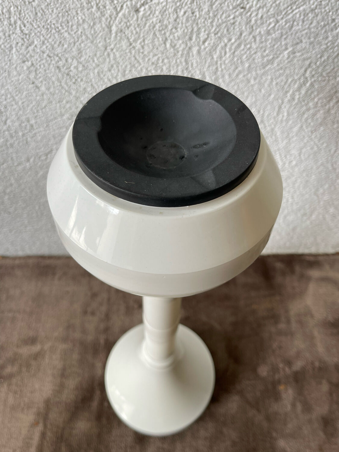 1970's italian ashtray in white plastic with its space age tulip foot