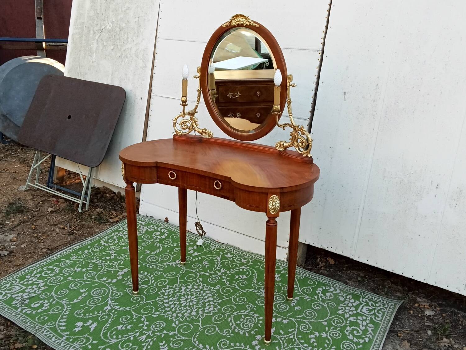 Kidney dressing table