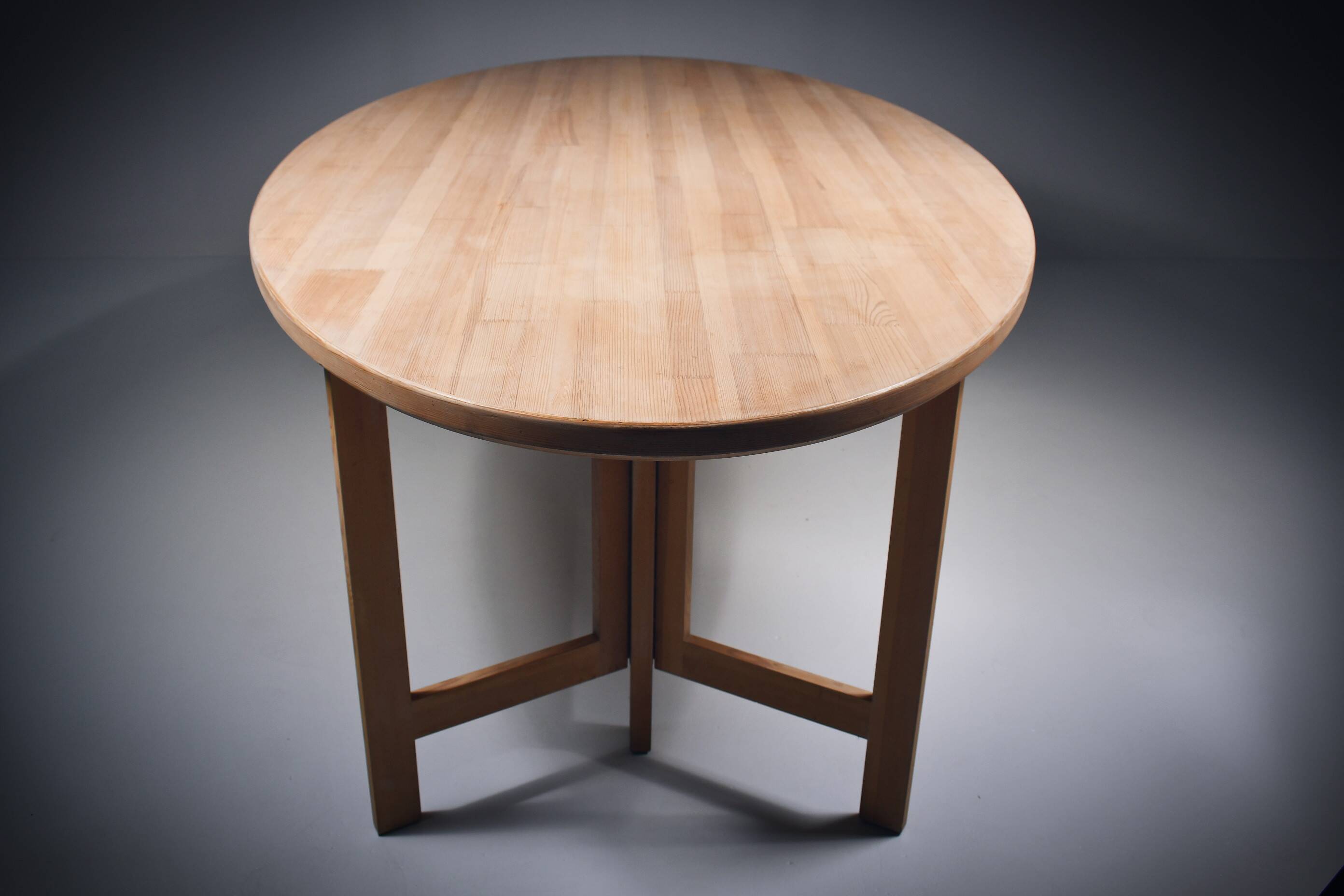 Table à manger en pin cérusé. Ollé Pira. Suède années 1960.