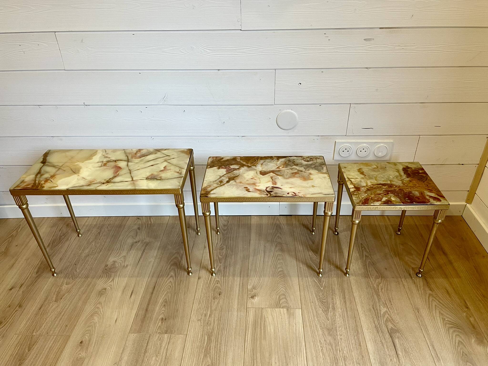 Set of 3 vintage nesting tables in onyx and gold metal from the 1970s.