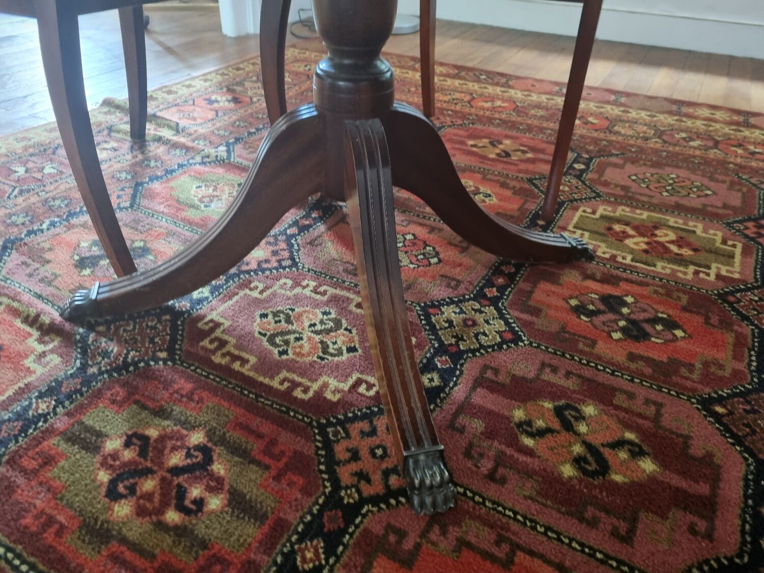 Dining room, round table and chairs