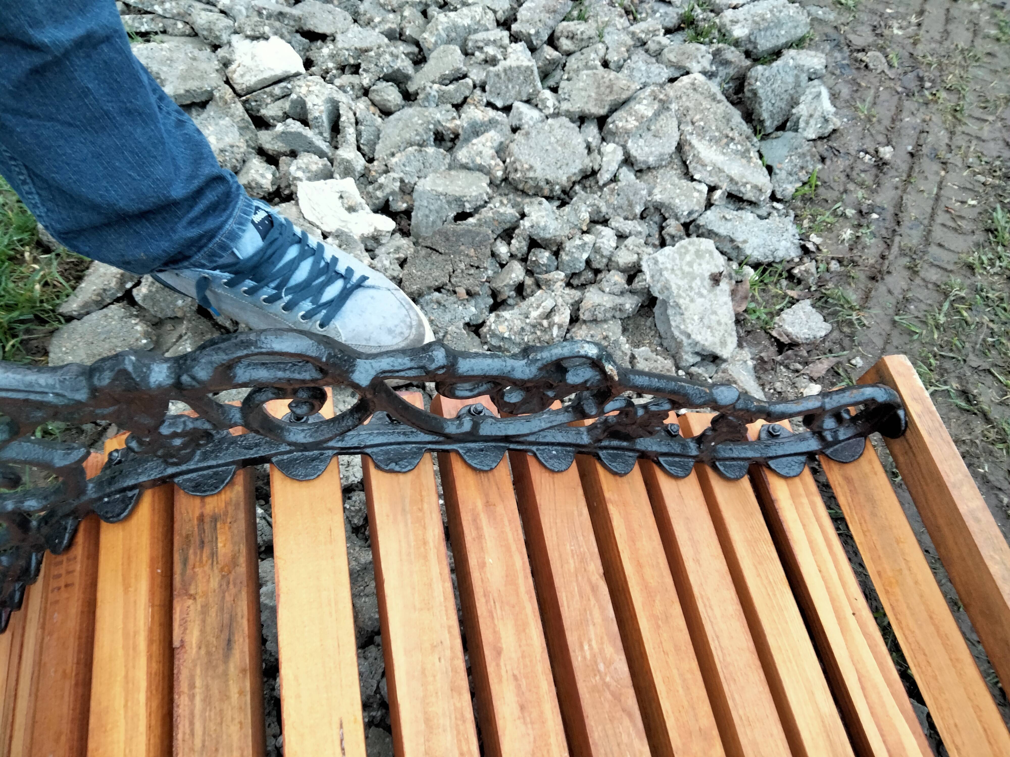 Old garden bench with vintage cast iron legs xxeme