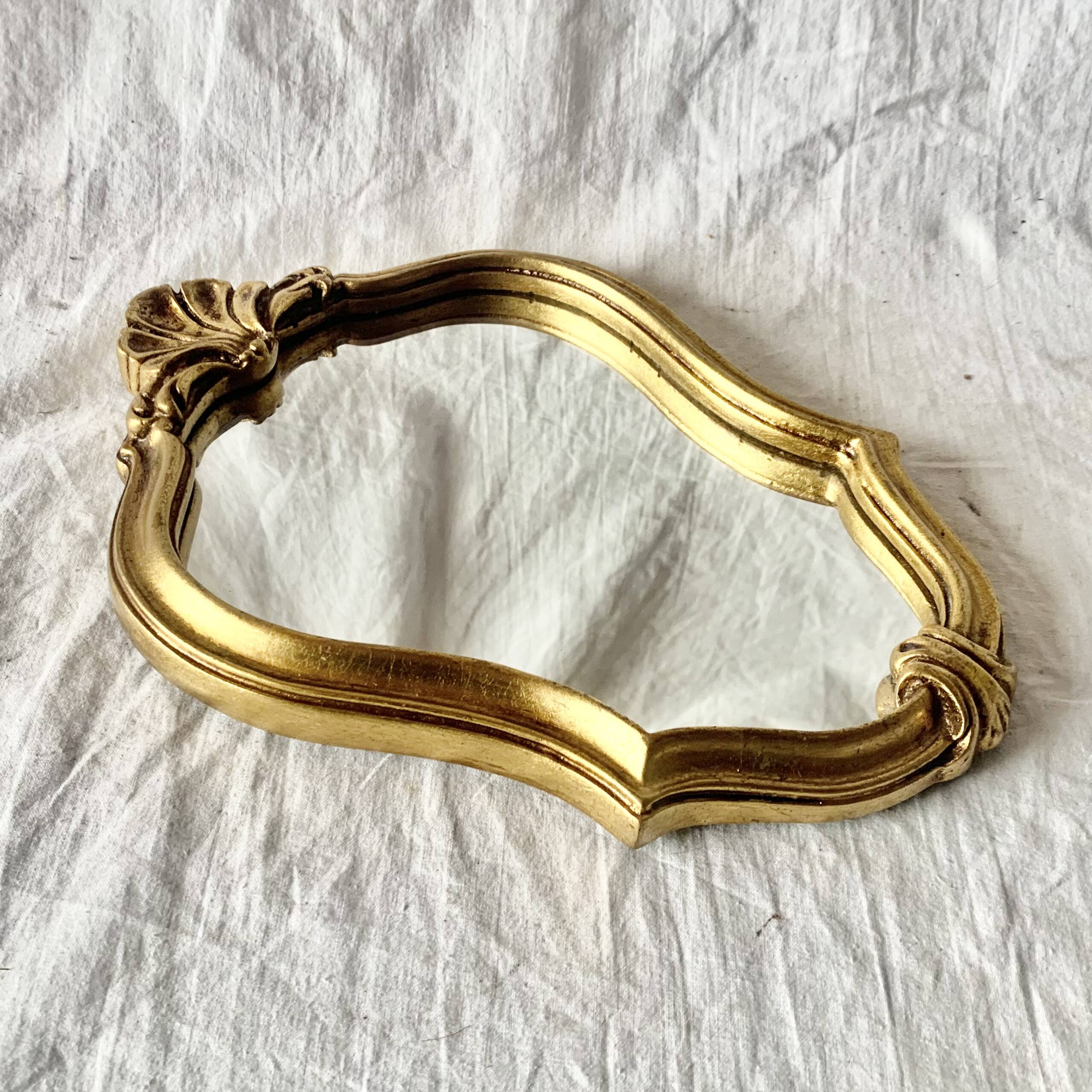 Petit miroir mural rocaille vintage en résine dorée