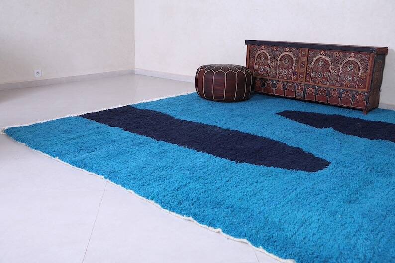 Handmade artisan rug in beige, size 150x250 cm.