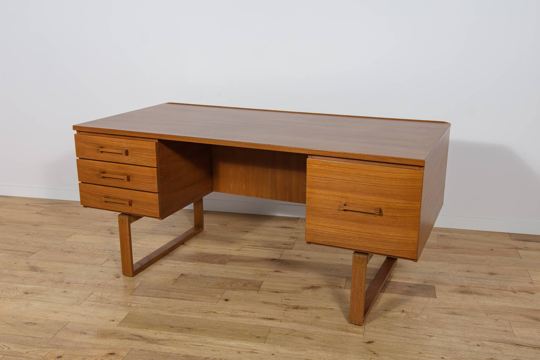 Mid-Century Teak Freestanding Desk by Torben Valeur & Henning Jensen for Dyrlund, Denmark, 1960s