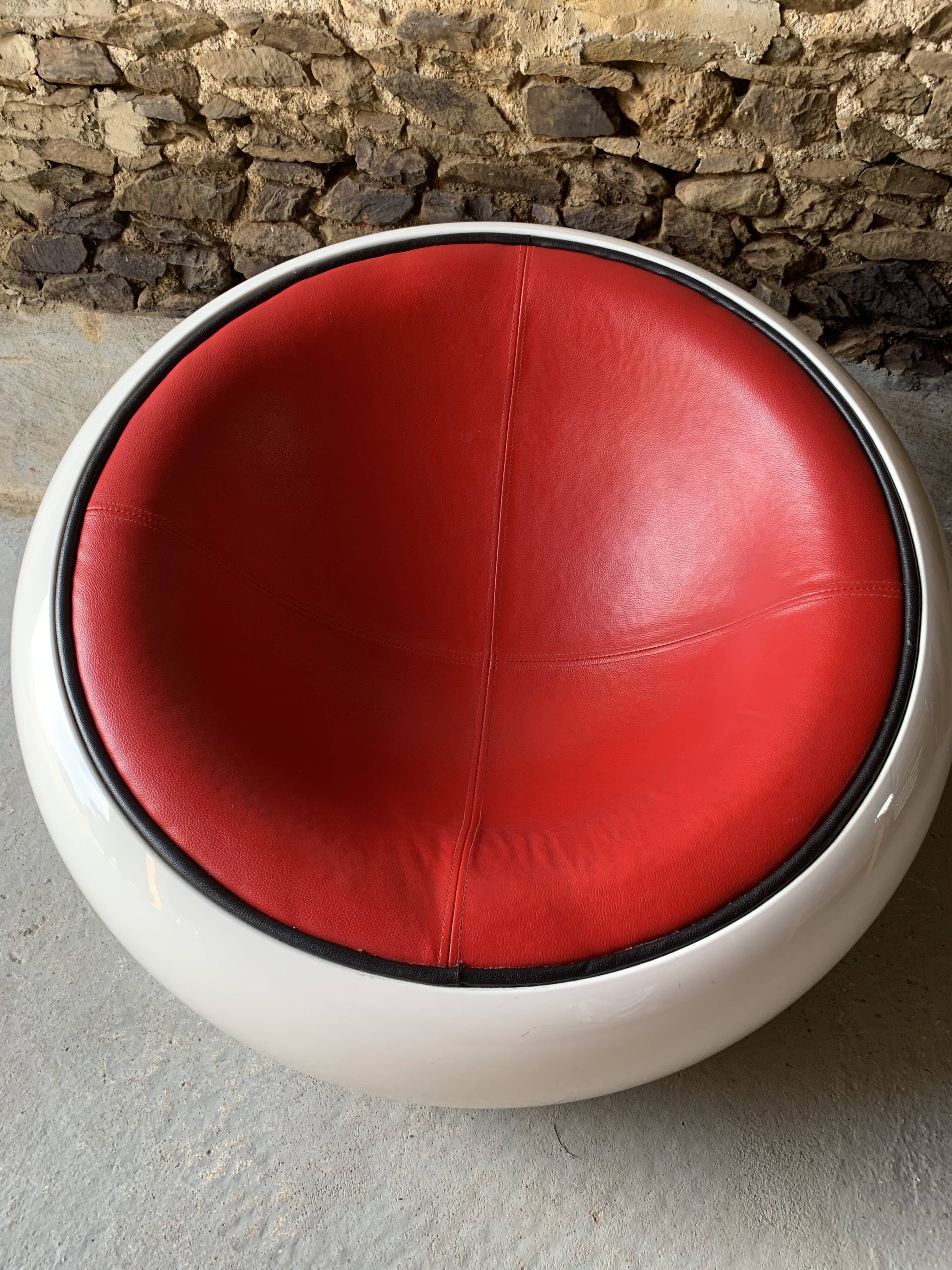 Armchair eye pod ball
