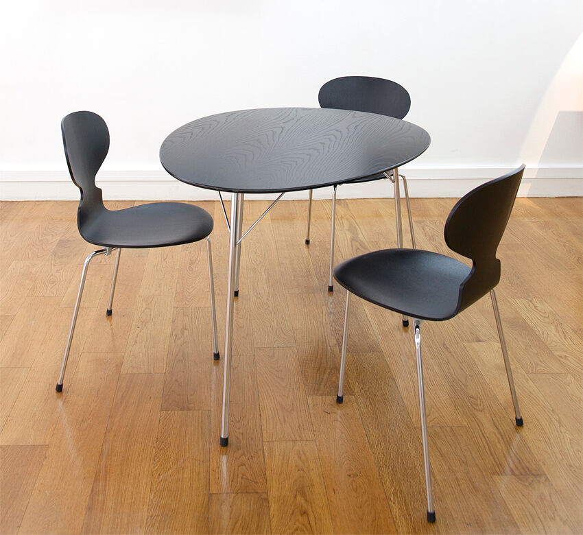 Table et chaises d'Arne Jacobsen édition Fritz Hansen