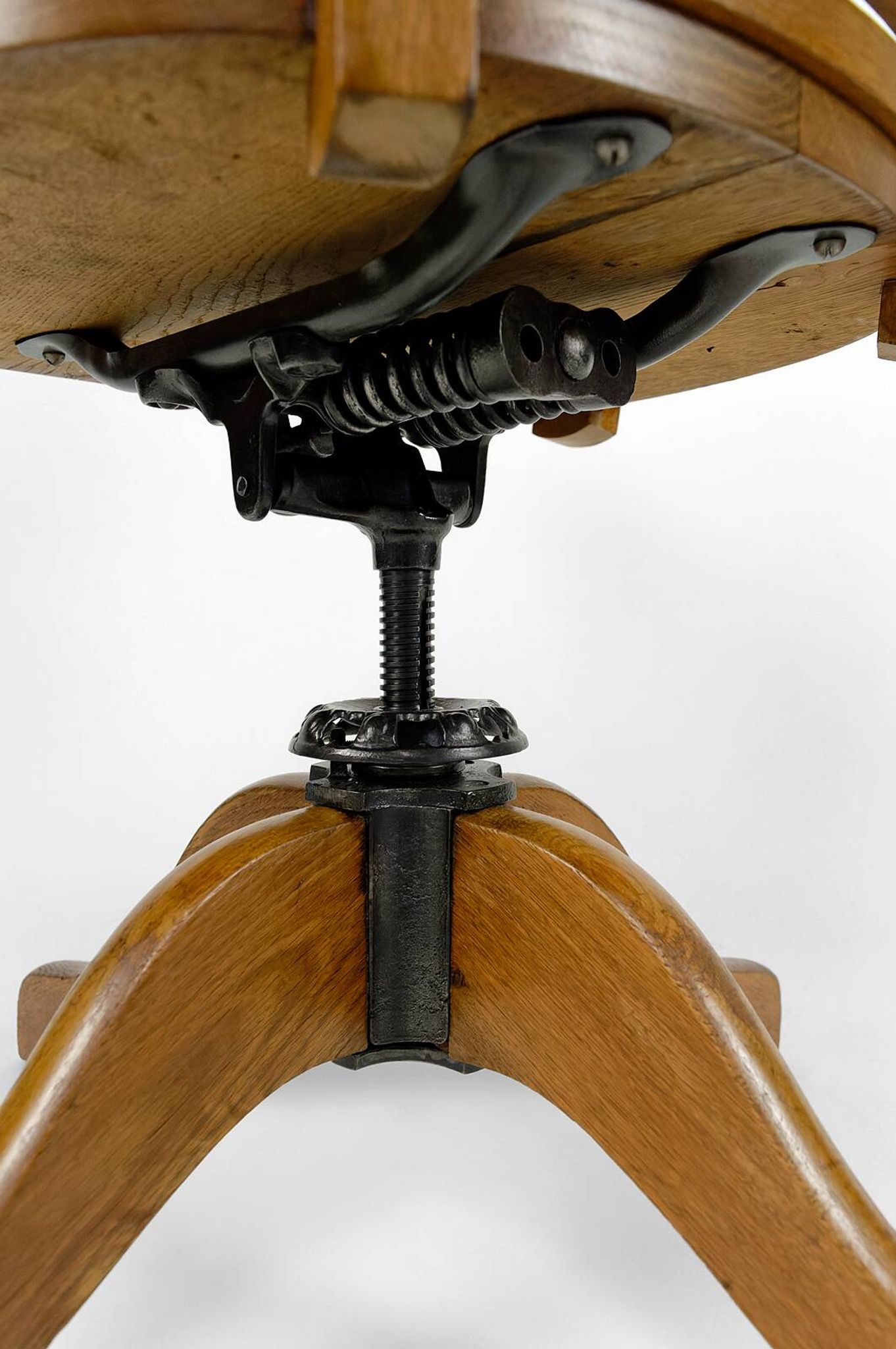 American swivel office armchair in oak, with leather seat, USA, Circa 1900