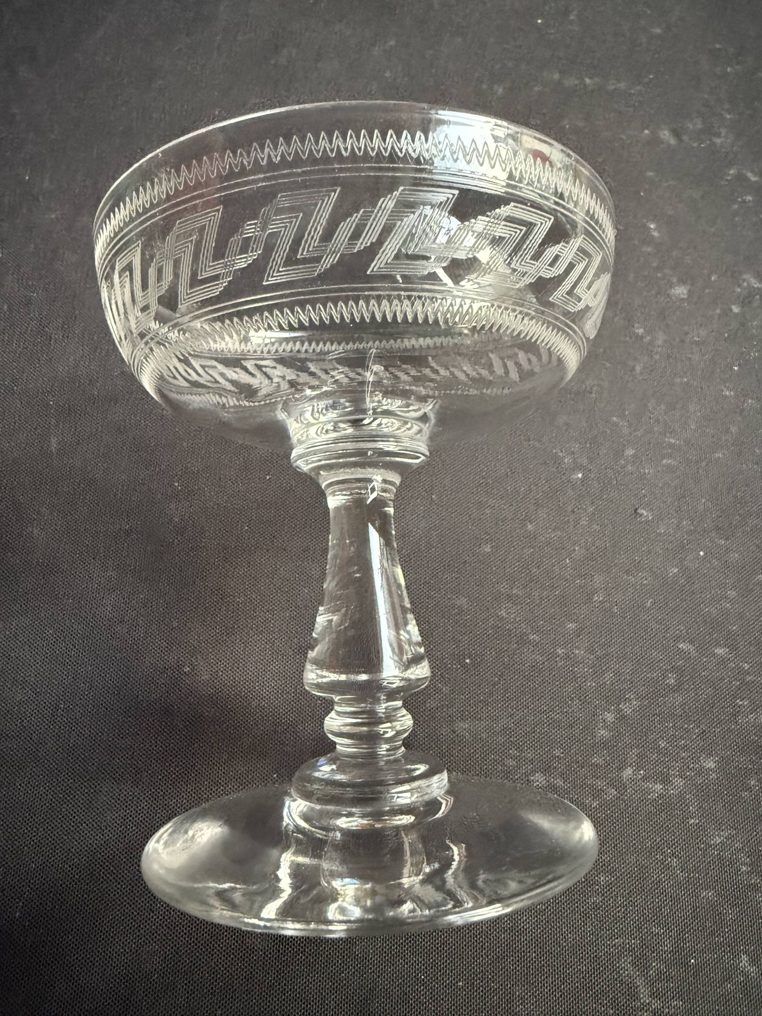 6 coupes à champagne Baccarat gravure Grecque inclinée