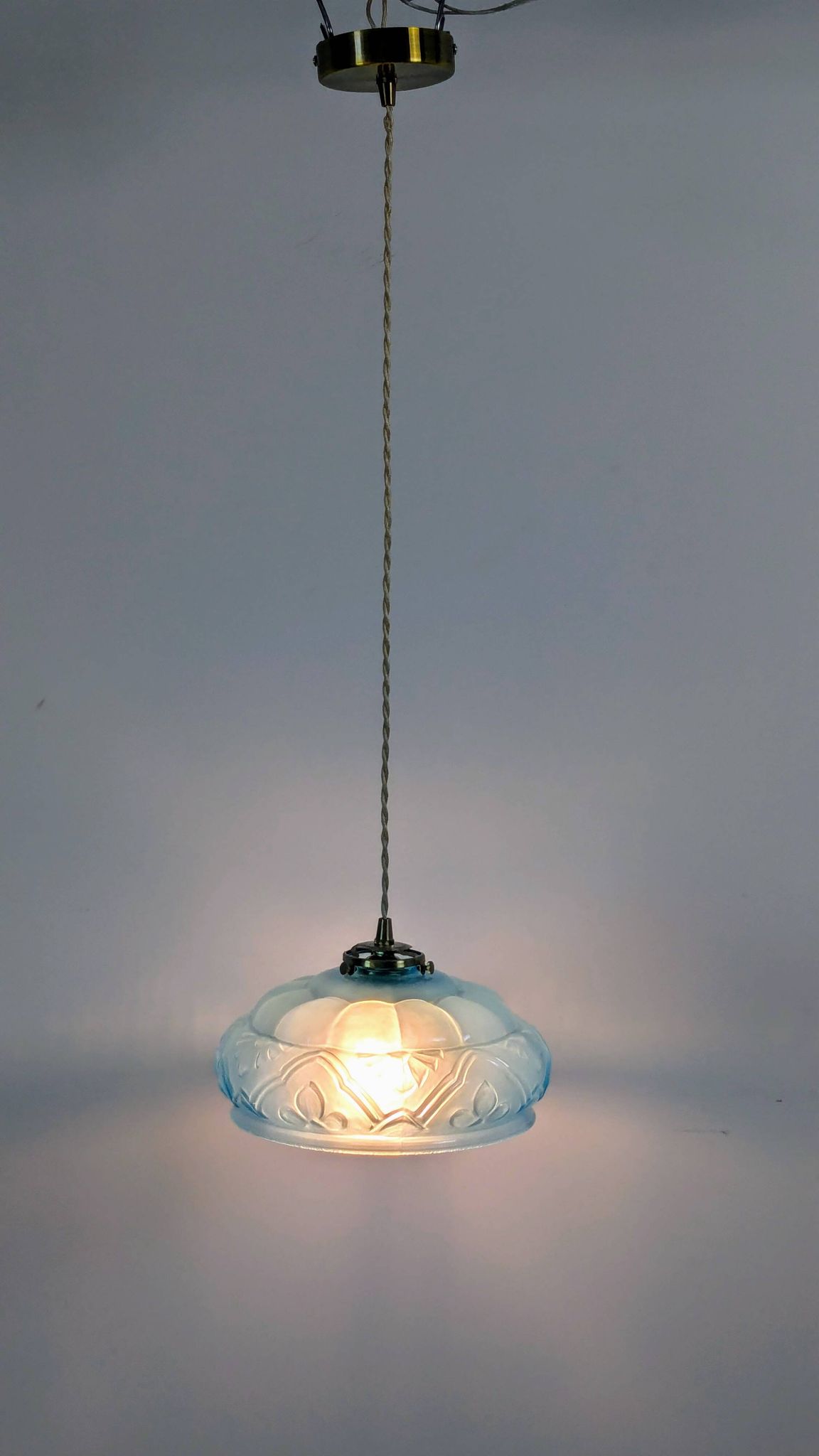 Suspension art déco en verre bleu et laiton