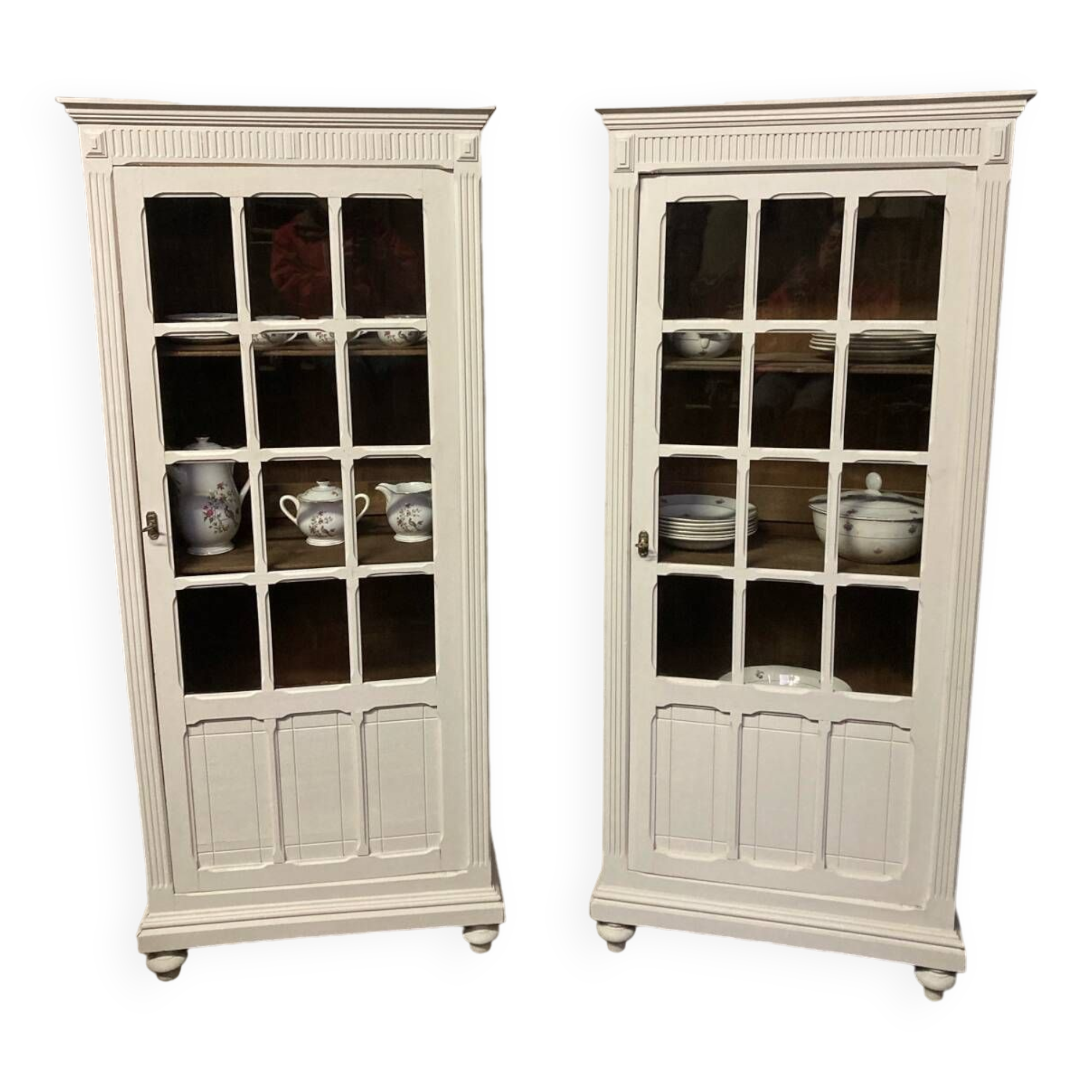 Pair of Parisian showcases