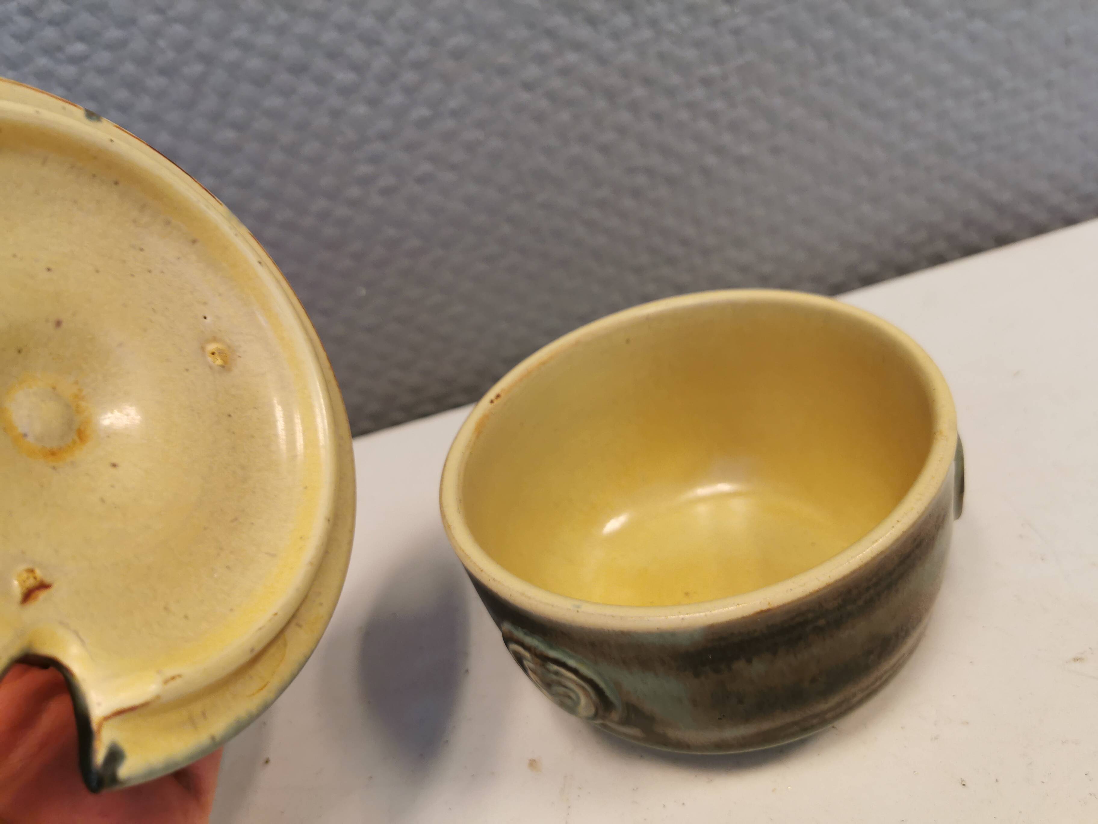 Lovely small ceramic sugar/jam jar, designed by Danish Jette Hellerøe 1970s.