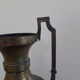 Vase amphore en laiton cuivre style art déco sur piédouche avec anses motif floral