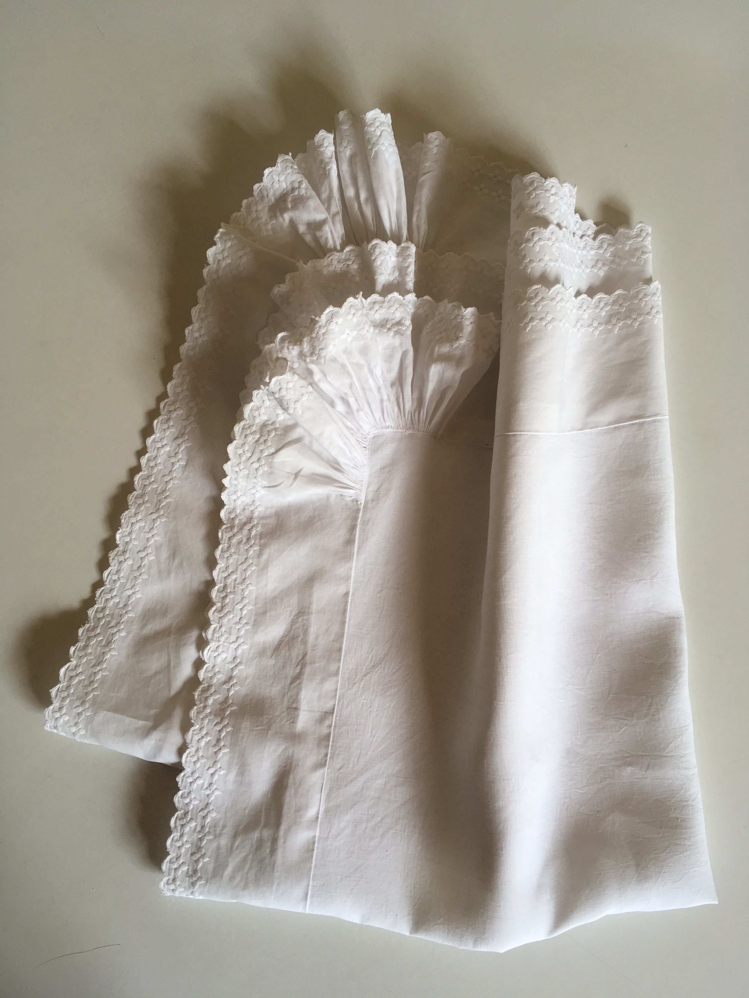 Pillowcase 19th century house at bellows in linen thread