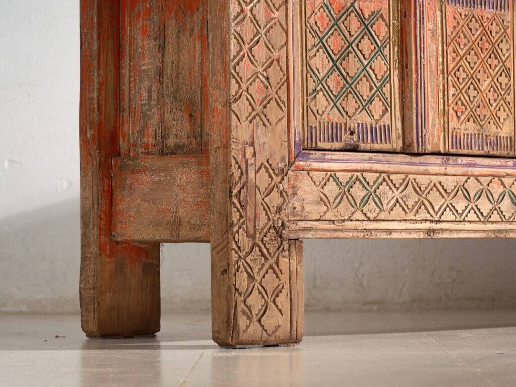 Meuble bas ancien sculpté polychrome en sapin – Xinjiang, vers 1900