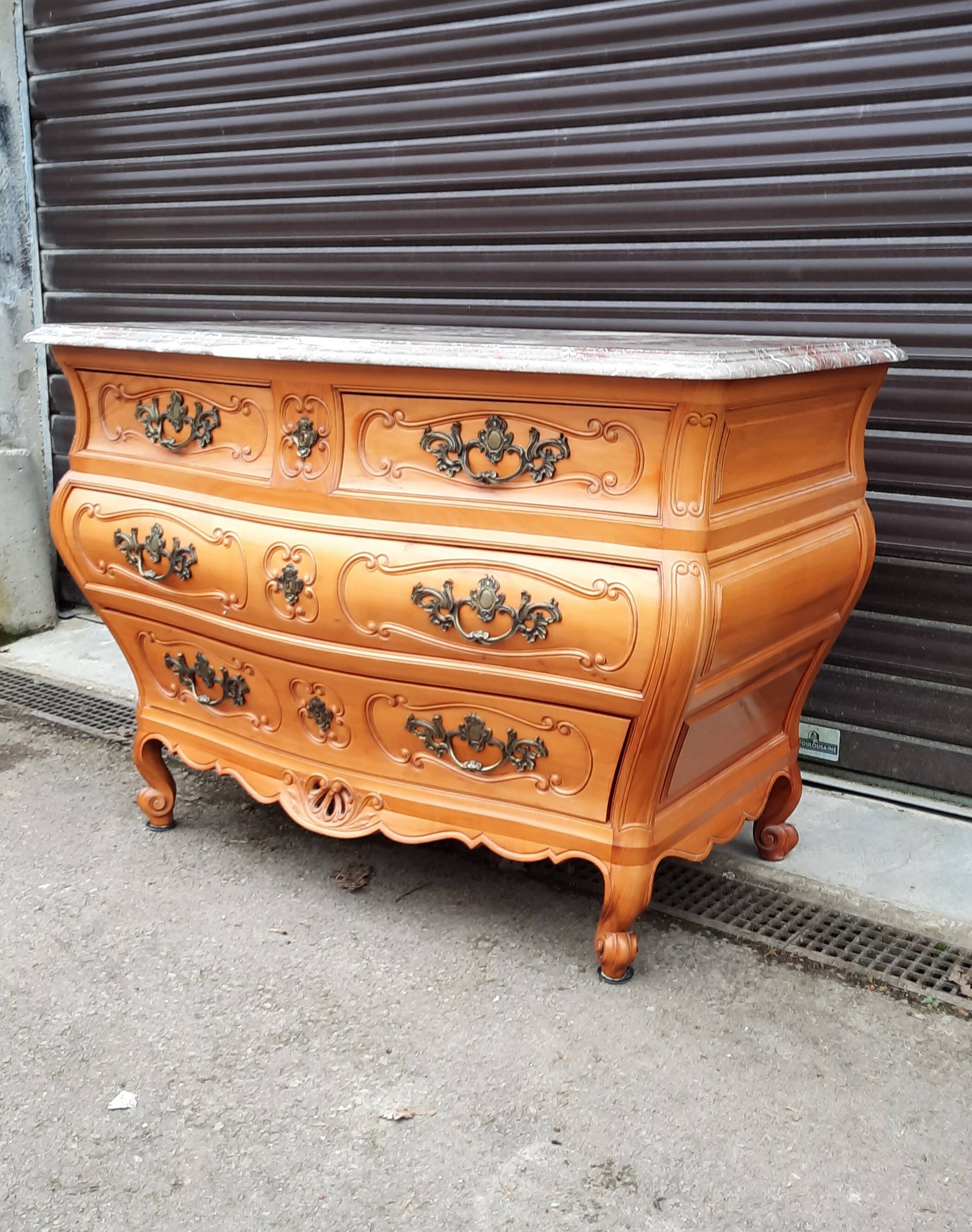 Important Louis XV chest of drawers