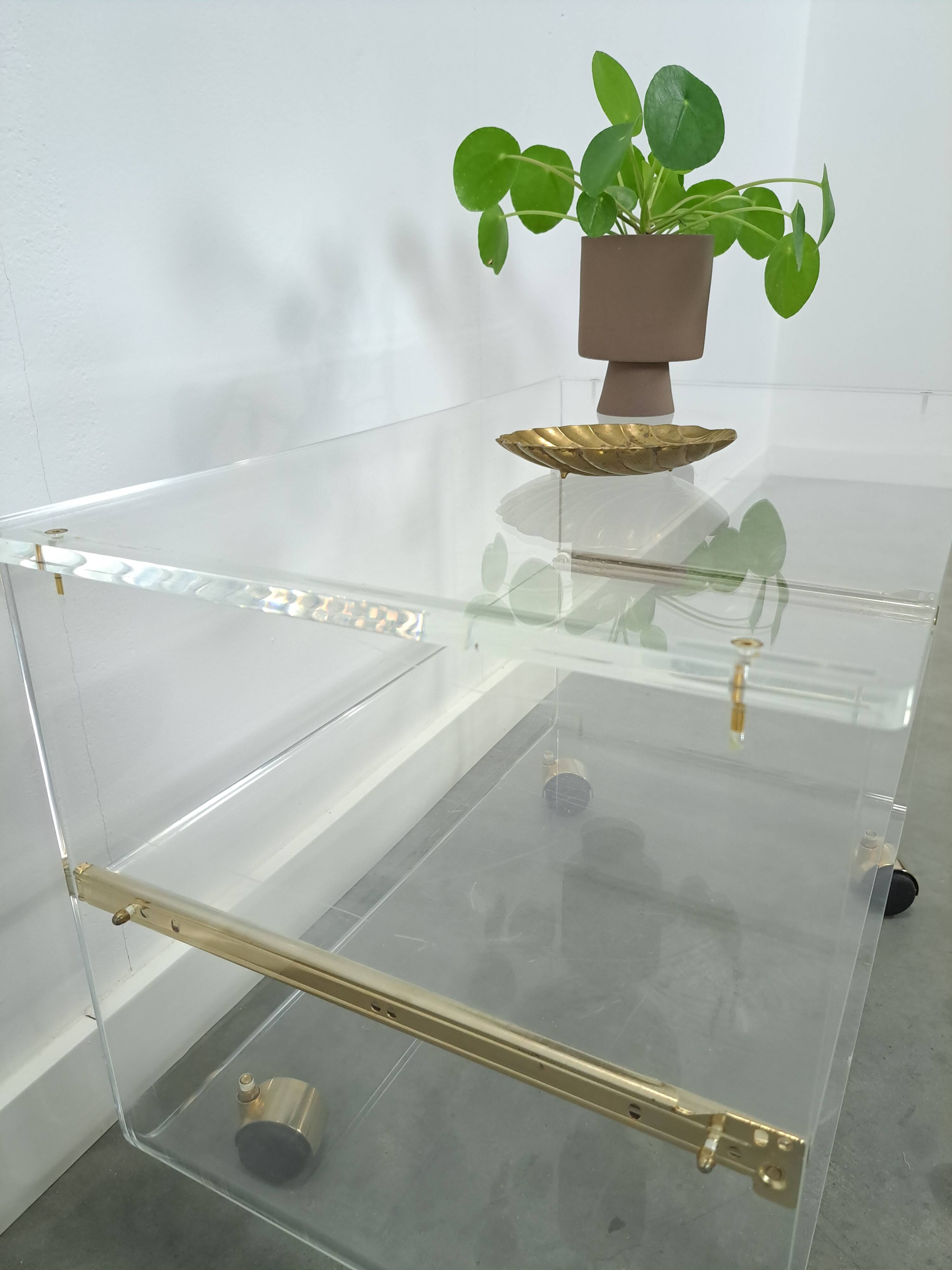 Space age plexiglas trolley met messing