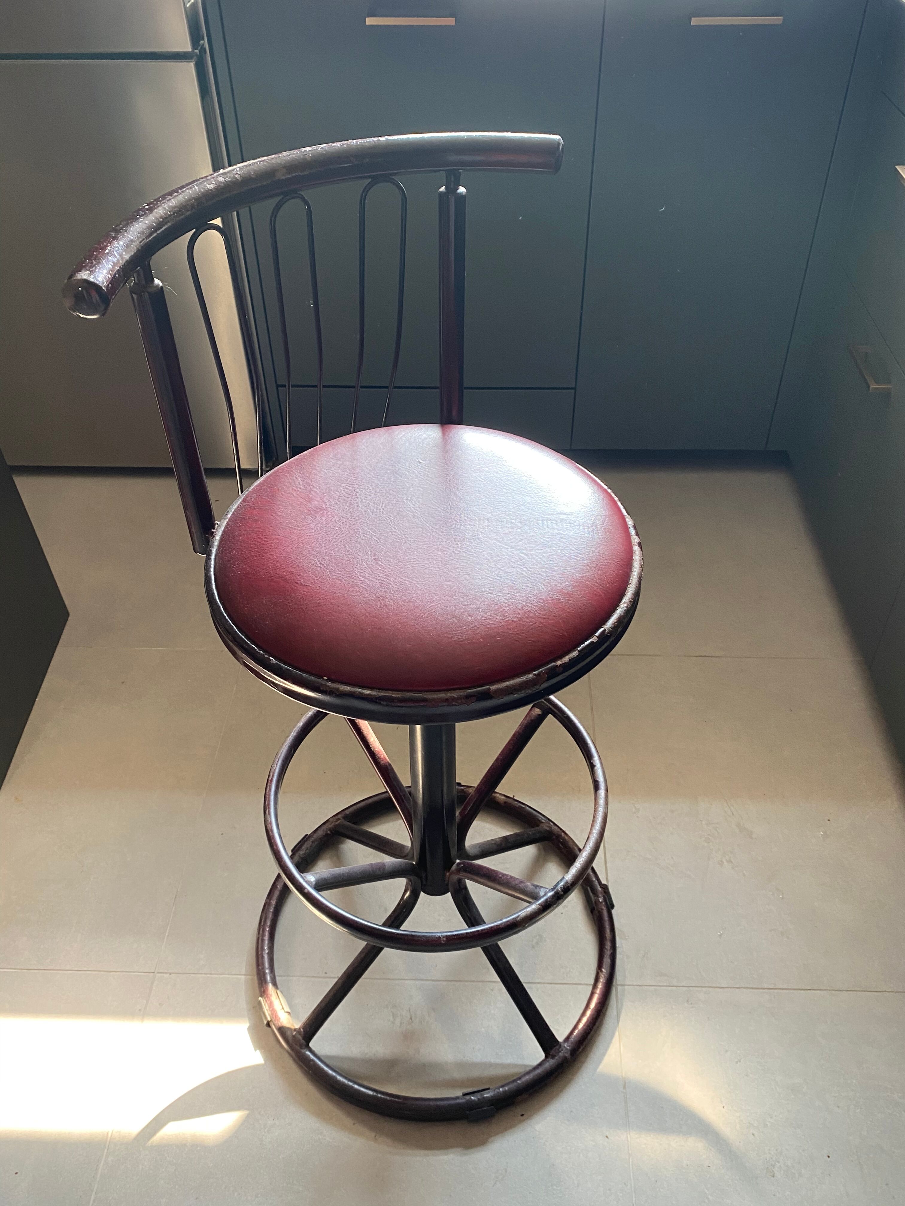 Swivel bar stool