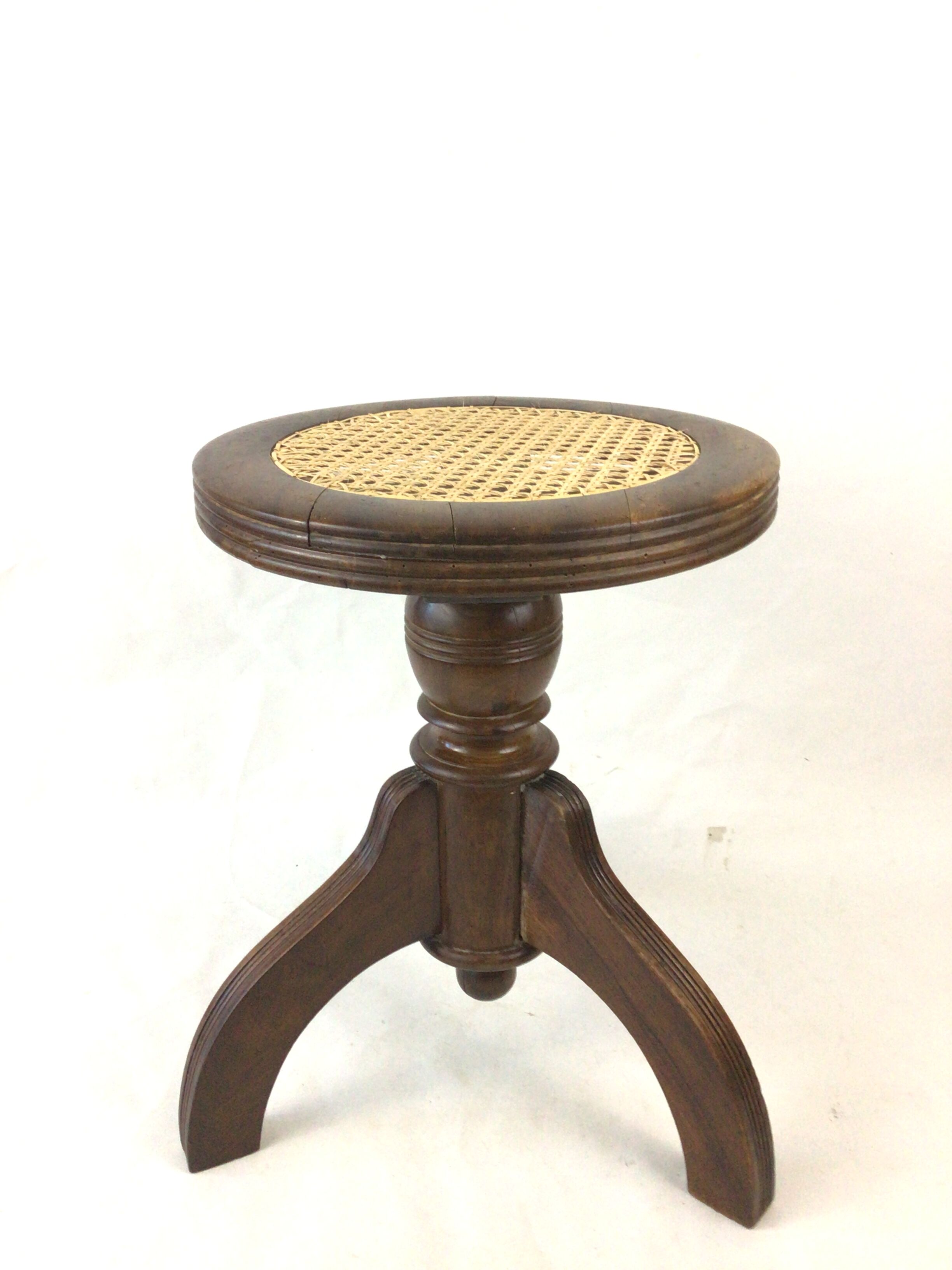 Canned piano stool with screws