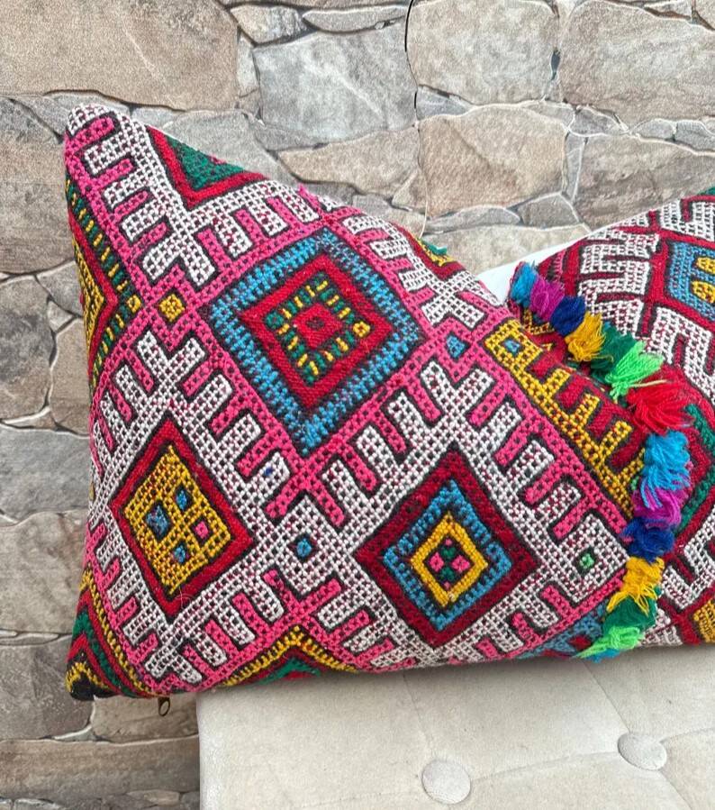 Vintage Berber kilim cushion cover: Moroccan wool cushion
