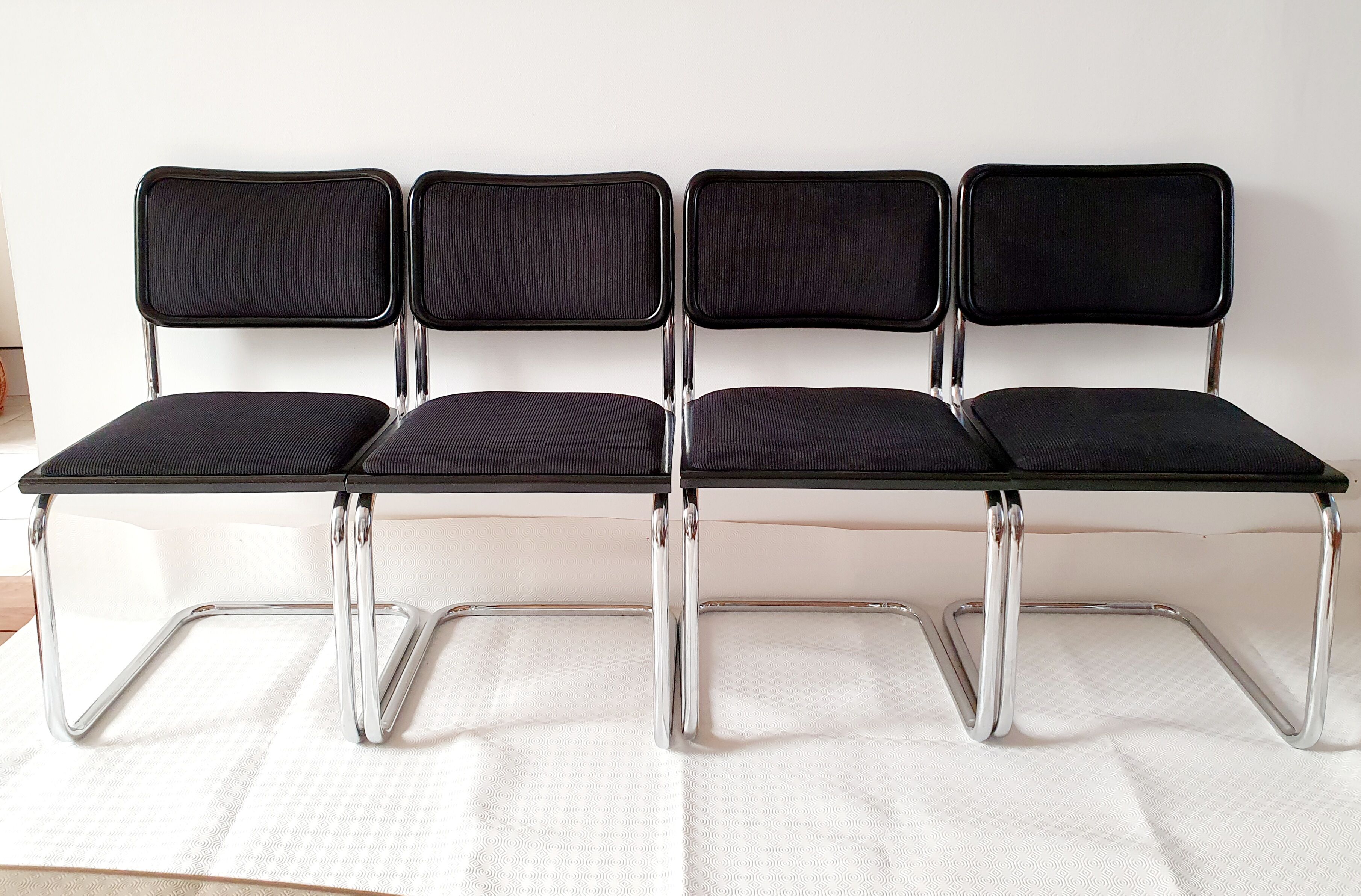 Série de 4 chaises B32 Marcel Breuer en velours côtelé noir