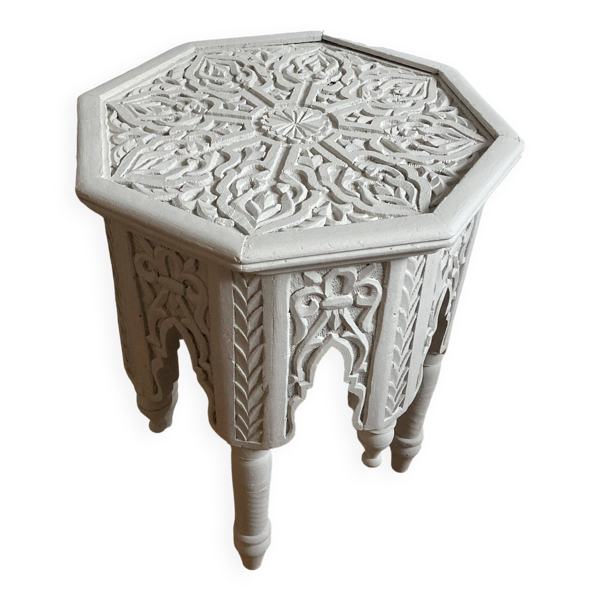 Table à thé ou guéridon oriental formant bout de canapé en bois massif sculpté et relaqué blanc