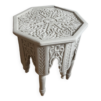 Oriental tea table or pedestal table forming a side table in solid carved and white lacquered wood
