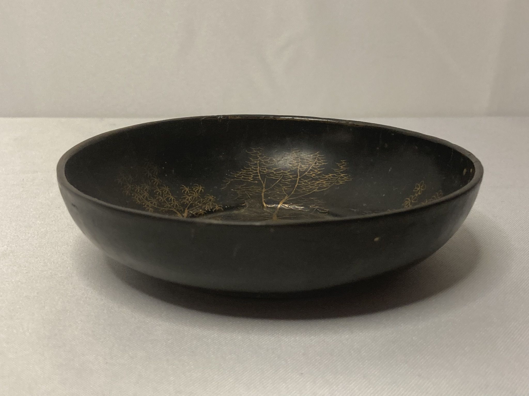 CHINA, black lacquered wood cup decorated three dignitaries early twentieth century