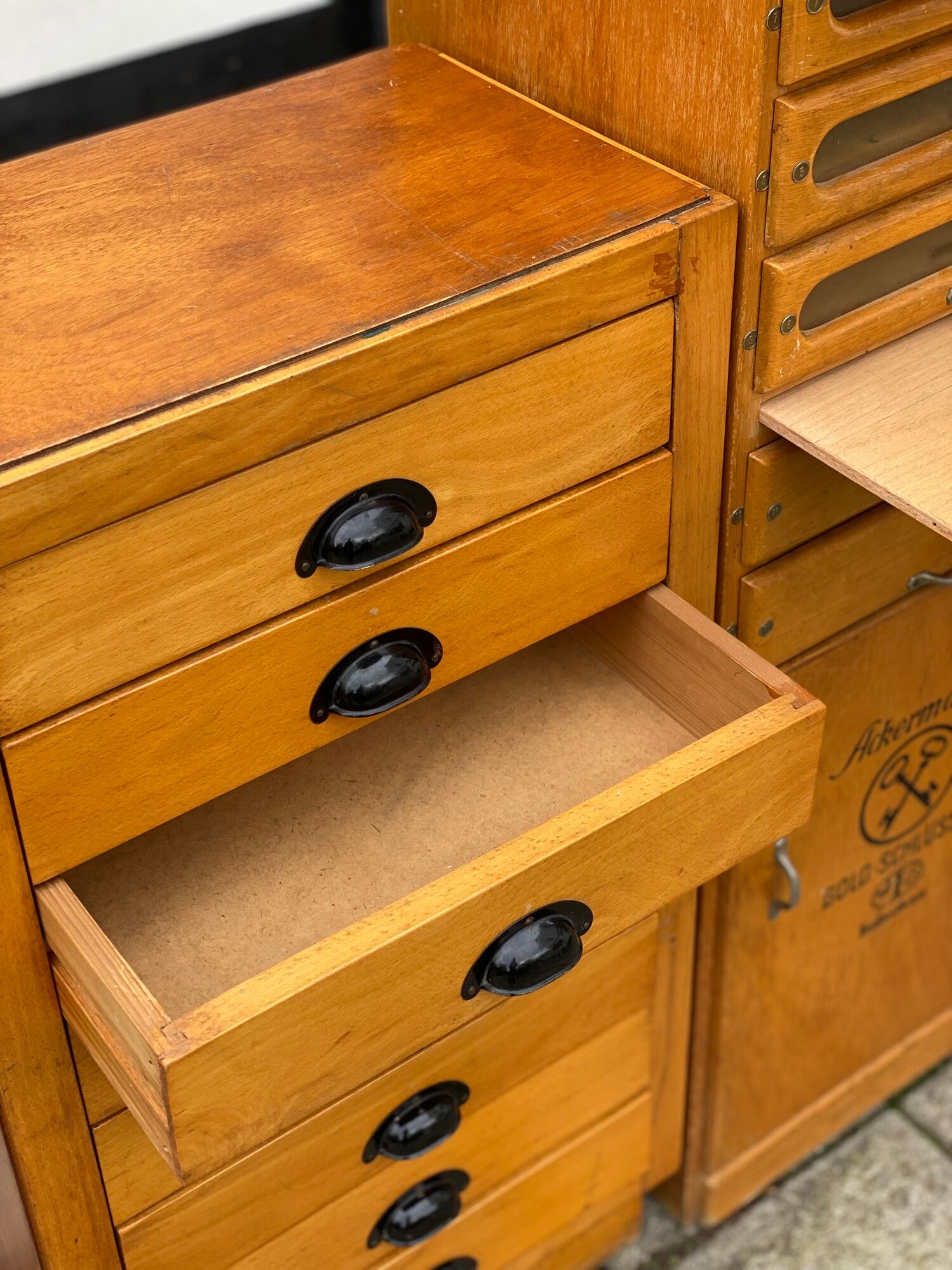 Trio vintage d’armoires en bois de pin allemand