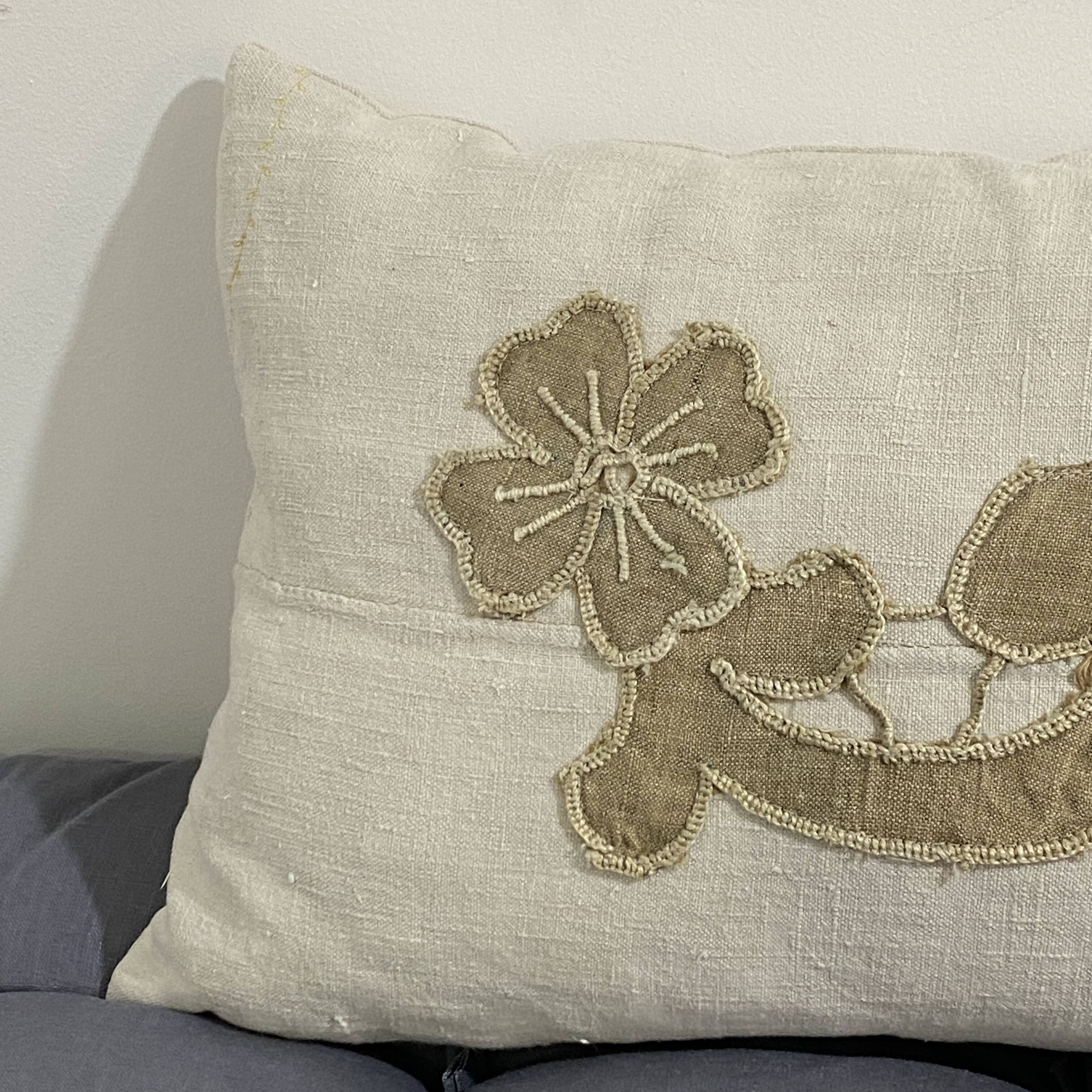 Cushion in vintage fabric with ornamentation