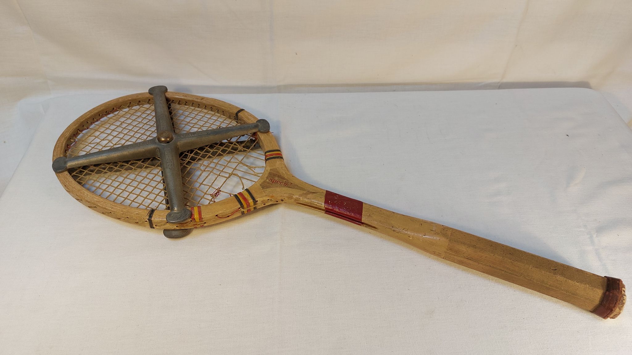 Ancienne raquette de tennis en bois doria spécial